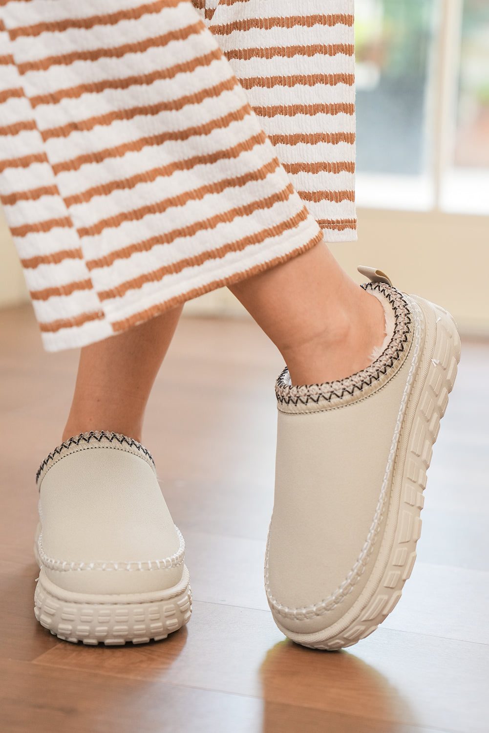 Black Contrast Stitch Detail Plush Winter Clog Slippers